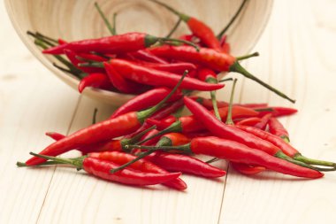 kırmızı biberler kasede