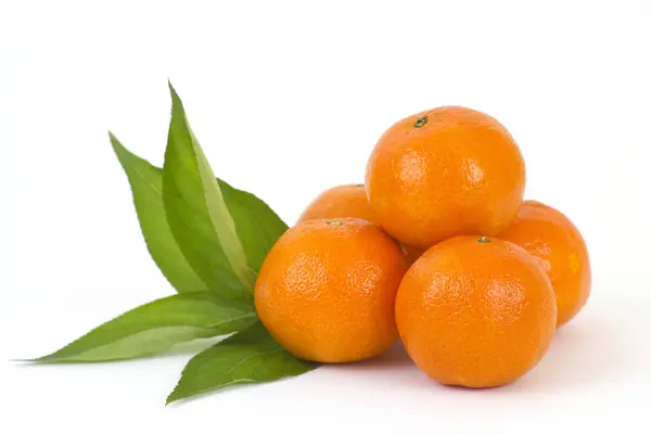 Tangerinas Frescas Isoladas Sobre Fundo Branco — Fotografia de Stock