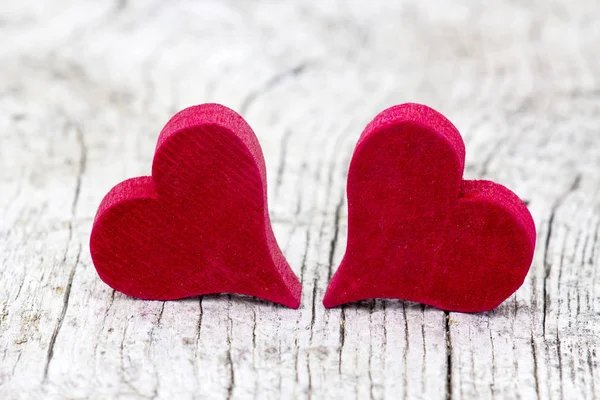 Dos Corazones Rojos Sobre Fondo Madera — Foto de Stock