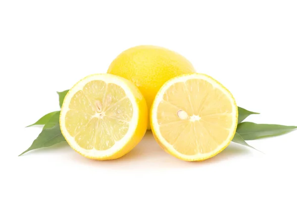 Limoni Freschi Isolati Bianco — Foto Stock