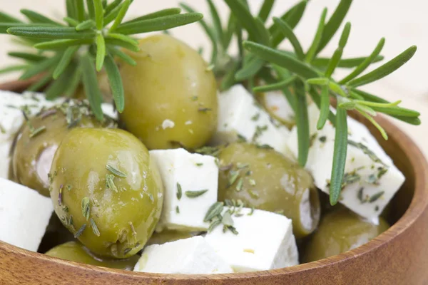 Peynirli makarna ve zeytinyağlı otlar.