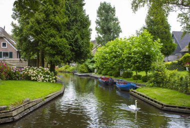 GIETHOORN, NETHERLANDS - evlerin ve bahçelerin tipik Hollanda ilçesi