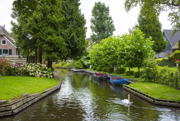Giethoorn Netherlands 典型的杜奇县一侧的房屋和花园 — 图库照片