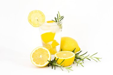 buz ve beyaz arka plan üzerinde izole limon ile su