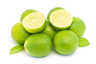Beyaz arkaplanda taze limonlar izole edildi