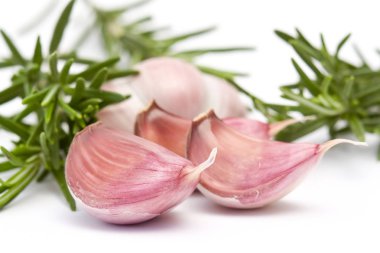 sarımsak üzerinde beyaz izole kapatmak