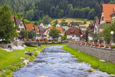 Schiltach, Black Forest, Baden-Wurttemberg, Almanya, Avrupa 'da 24 Temmuz 2017' de yarım keresteli evler ve bilinmeyen insanlar