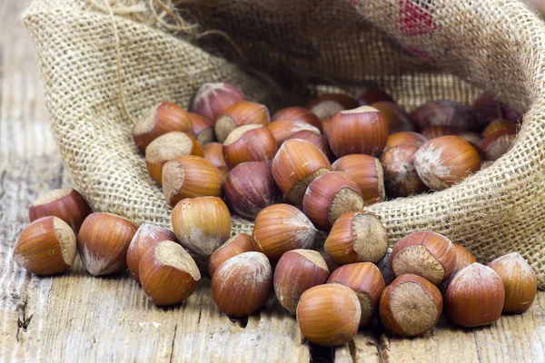 Eski ahşap arka planda bir çantada fındık