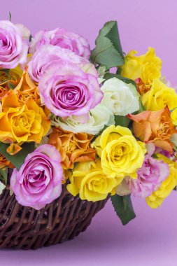 Sepette renkli güller