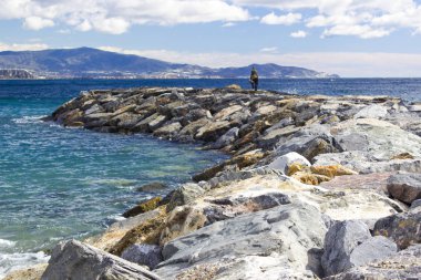 Almunecar, Endülüs, İspanya Beach'te taş