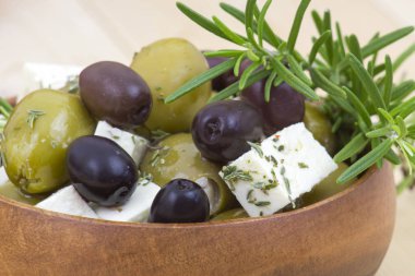 Peynirli makarna ve zeytinyağlı otlar.