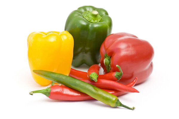 перец и пеперони изолированы на белом фоне

