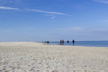 Renesse - Ekim 20 2018: Hollanda sahilde bilinmeyen insanlar