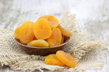 Bir kase dolusu kurutulmuş kayısı.