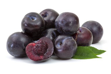 Beyaz arkaplanda taze erikler