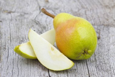 Eski ahşap arka planda taze armut