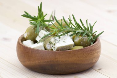 Peynirli makarna ve zeytinyağlı otlar.