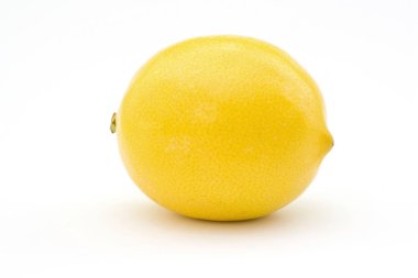 Beyaz arka plan üzerinde izole sarı taze limon 
