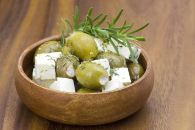 Peynirli makarna ve zeytinyağlı otlar.