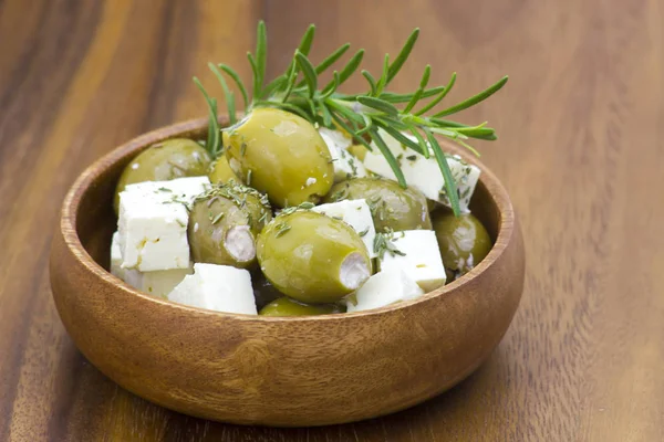 Peynirli makarna ve zeytinyağlı otlar.