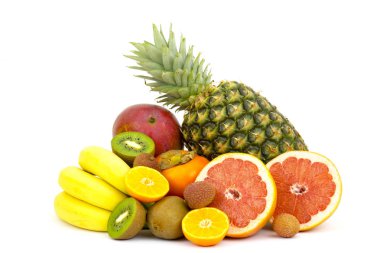 beyaz arkaplanda taze meyveler