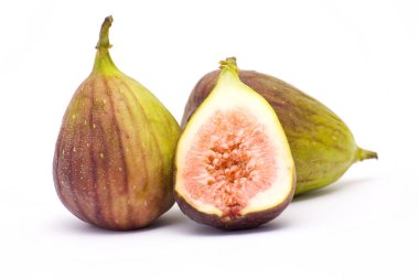 Olgun incirler beyaz arkaplanda izole