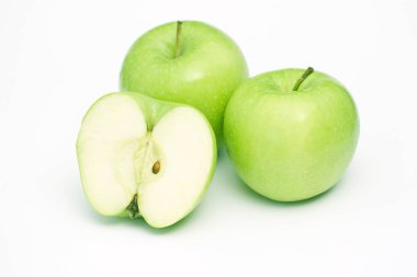beyaz arkaplanda yeşil elma 