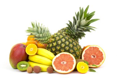 beyaz arkaplanda taze meyveler