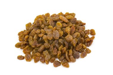 Beyaz arka planda bir yığın kuru üzüm. 