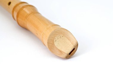 beyaz zemin üzerine flüt ayrıntı görünümü 