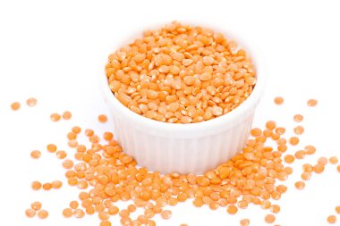 beyaz zemin üzerinde mercimek 