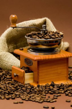 kıyma makinesi ve kahve çekirdekleri