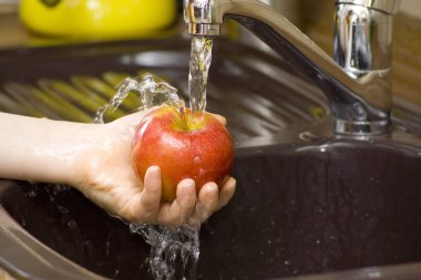 Elmayı yıkamak için.