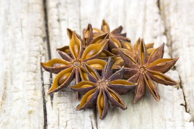 Tahta zemin üzerinde yıldız anason