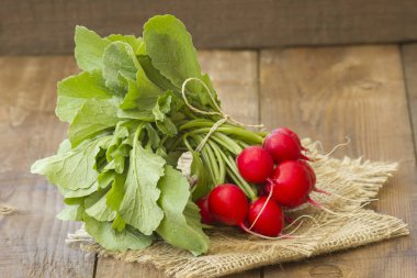 Eski ahşap masada taze turplar.