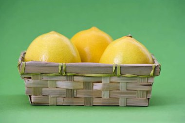 Üç sepet içinde limon