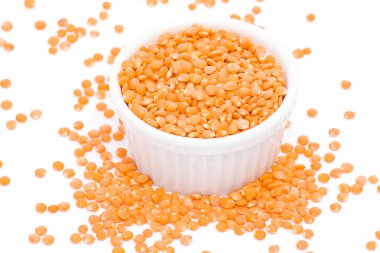 beyaz zemin üzerinde mercimek 