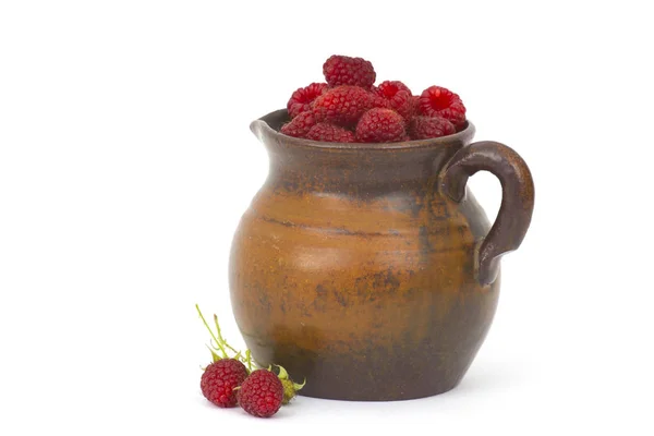 Himbeeren Tonkrug Auf Weißem Hintergrund — Stockfoto