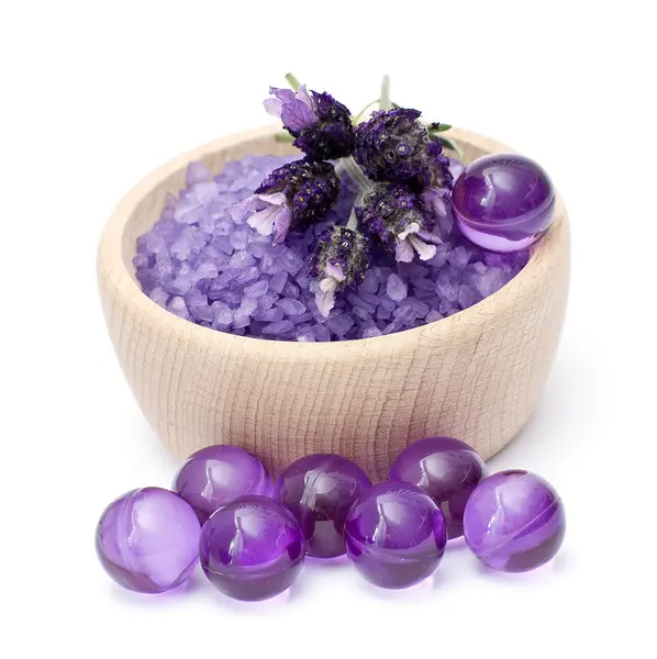 Spa gereksinimleri (banyo tuzu, yağ incileri ve lavanta çiçekleri)