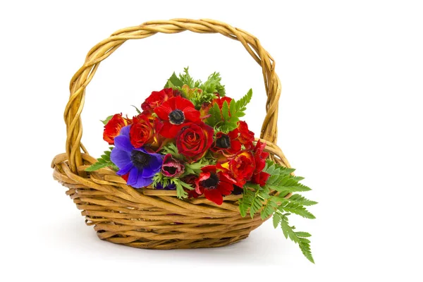 Bouquet Anémonas Rosas Una Canasta Sobre Fondo Blanco —  Fotos de Stock