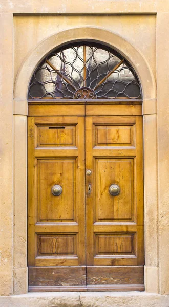 Puertas toscanas, San Gimignano, Italia — Foto de Stock