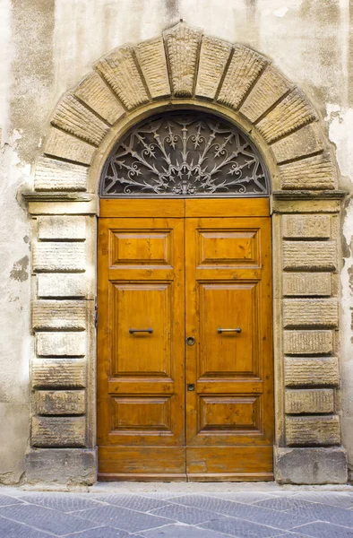 Piękne drzwi toskańskie, Volterra, Włochy — Zdjęcie stockowe
