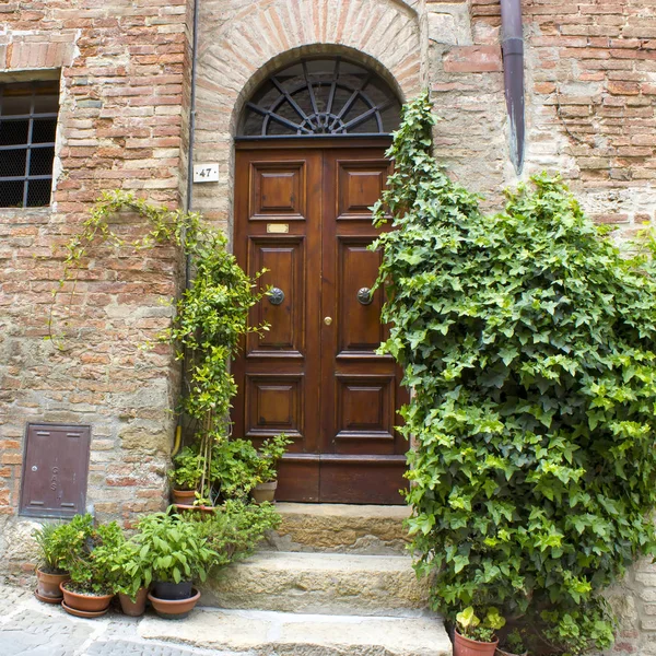 Krásná toskánská street, Montepulciano, Itálie — Stock fotografie