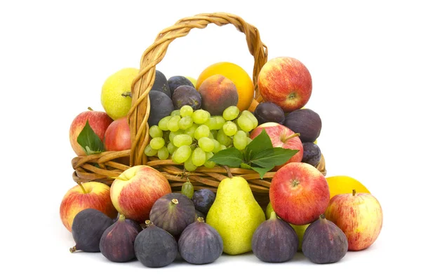 Frutas frescas em uma cesta — Fotografia de Stock