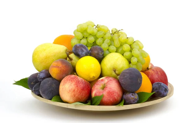 Frutos frescos em um prato — Fotografia de Stock