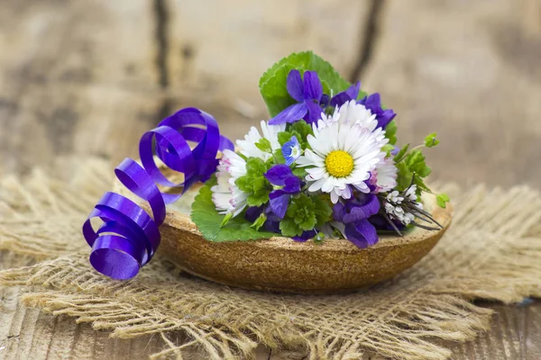 Viola odorata und Gänseblümchen - Frühlingsblumenstrauß — Stockfoto