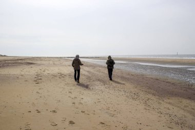 Renesse, Zeeland, Hollanda sahillerindeki siluetler
