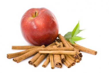 Kırmızı elma ve tarçın