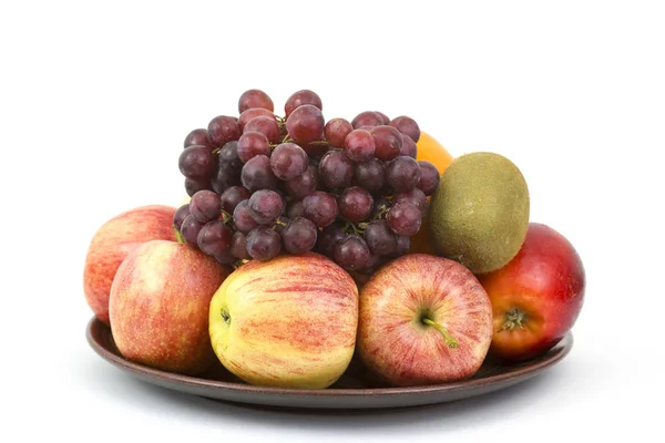 Frutas frescas em um prato no fundo branco — Fotografia de Stock