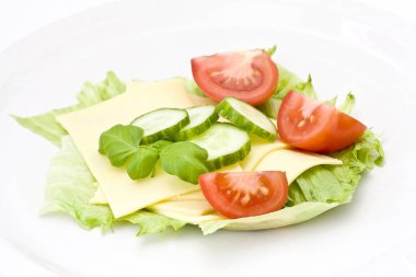 tabakta peynir ve sebze